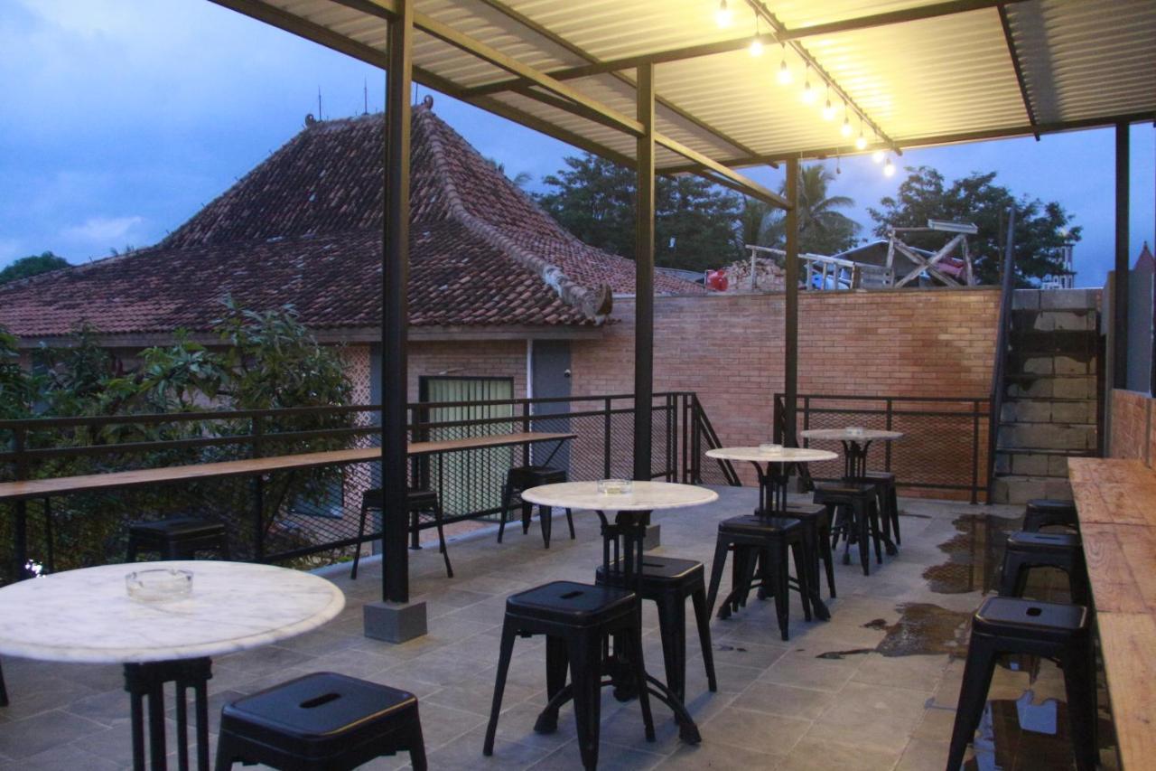 Bu Sepuh Guesthouse Sangkanurip Exterior photo
